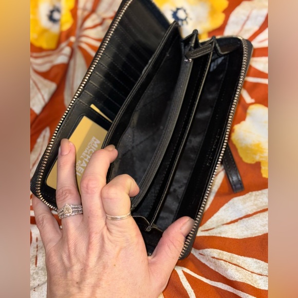 Michael Kors Wallet with wristlet - Picture 4 of 5